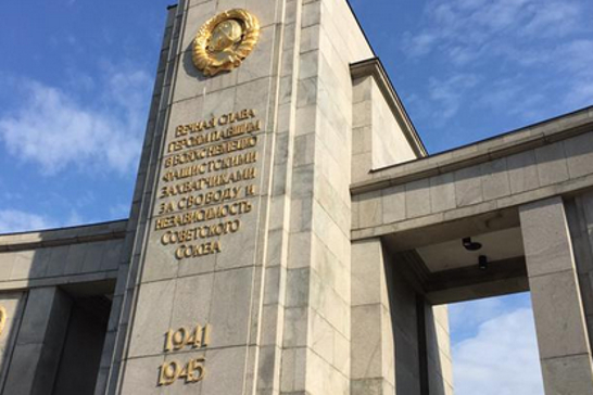 Большое кладбище наших солдат