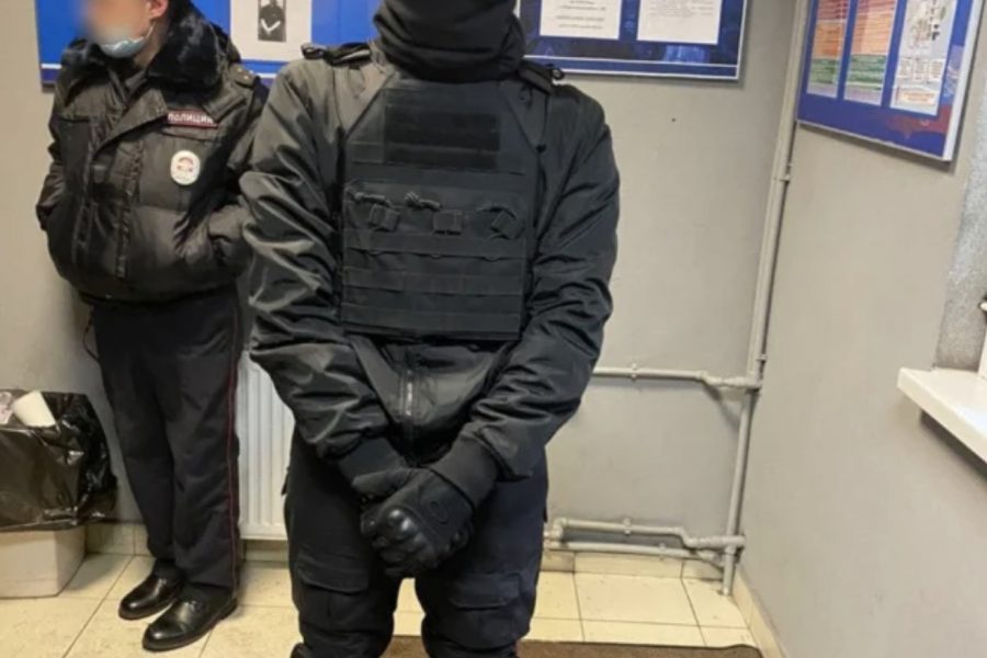 16-летний школьник в форме «полицейского»