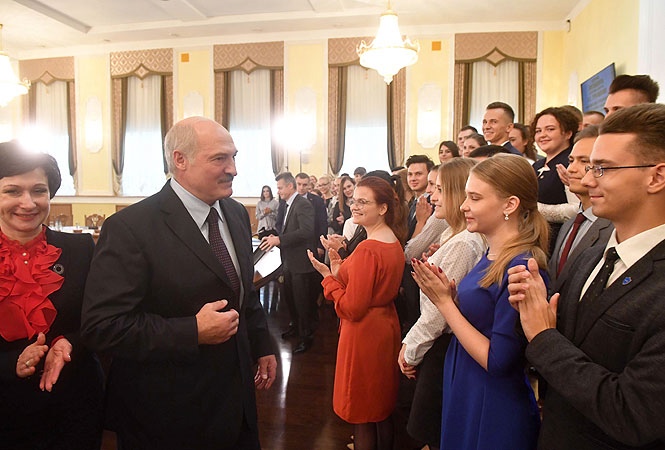 Лукашенко пригрозил студентам армией