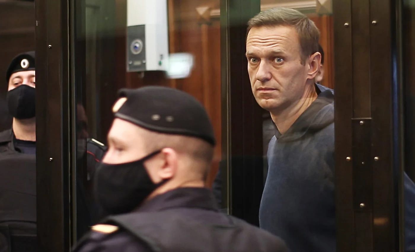Суд над Навальным то ещё представление
